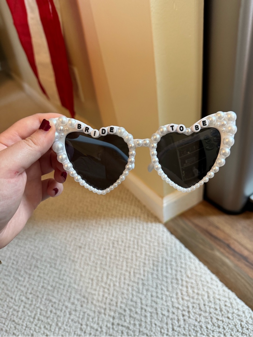 Bride to Be Pearl Heart Sunglasses & Straw - White